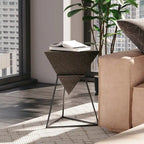 Tavolino moderno geometrico con piano in legno e base in metallo, esclusivo tavolino laterale a forma di piramide e portapiante per ufficio, triangolare